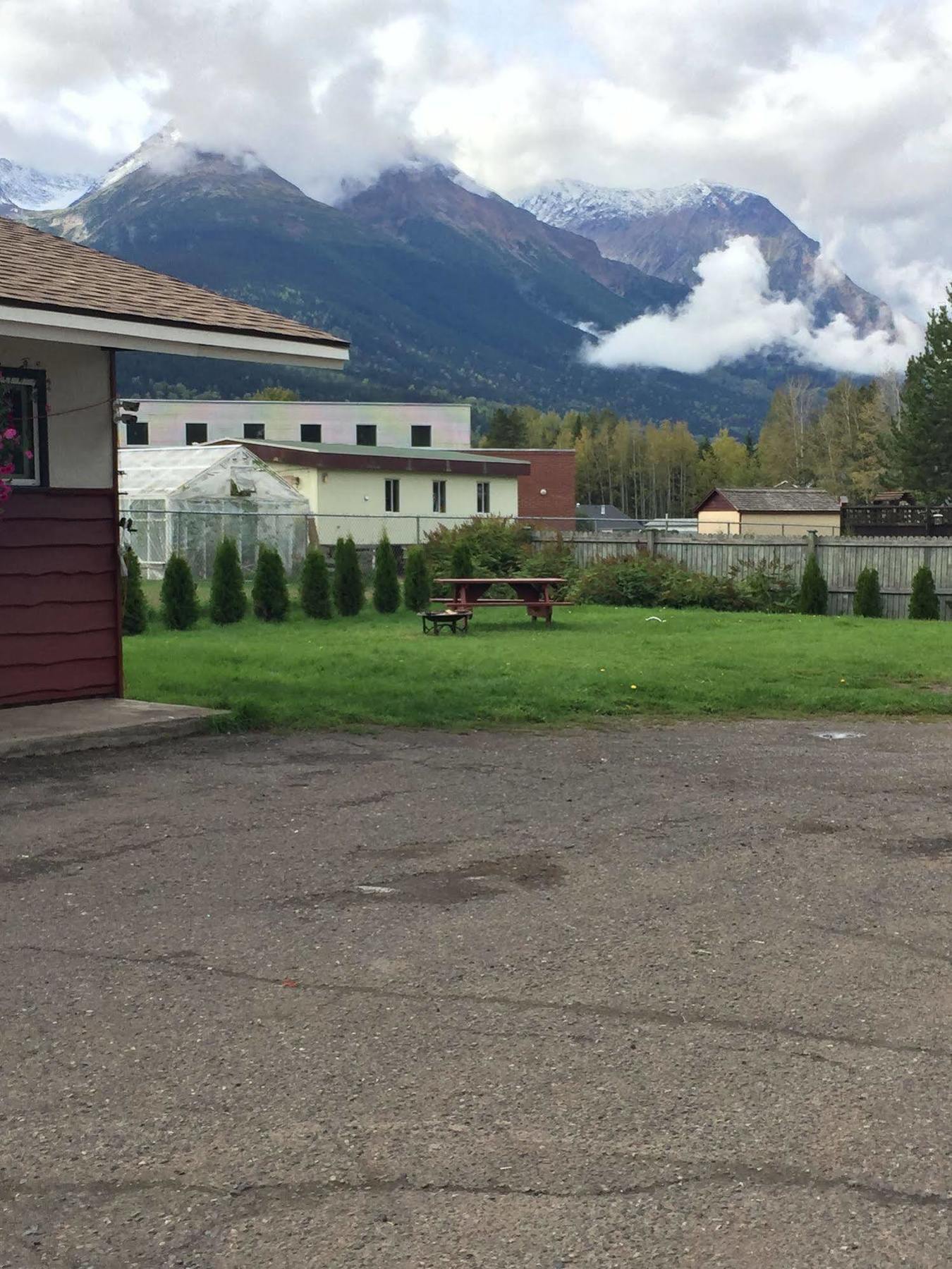 Mountain View Motel Smithers Exterior photo