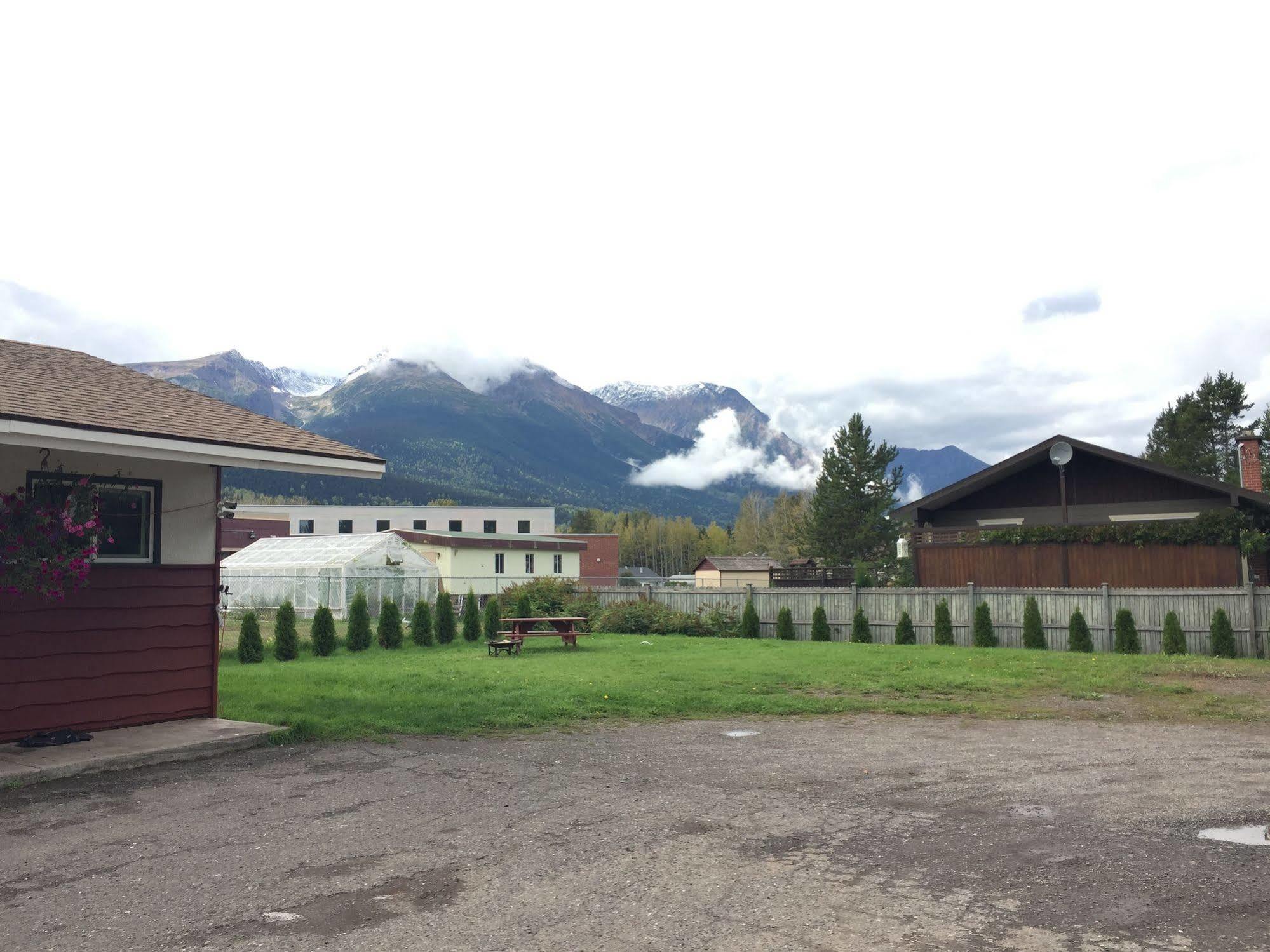 Mountain View Motel Smithers Exterior photo